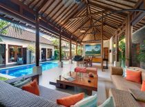 Villa Lakshmi Toba, Poolside living room